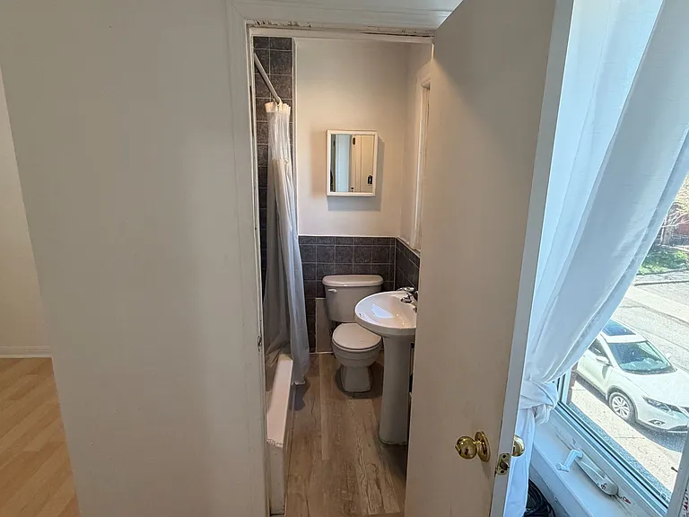 214 Earlscourt Ave — Photo 8