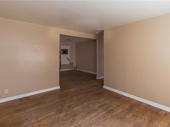 2nd image of 2824 S Alameda St #2