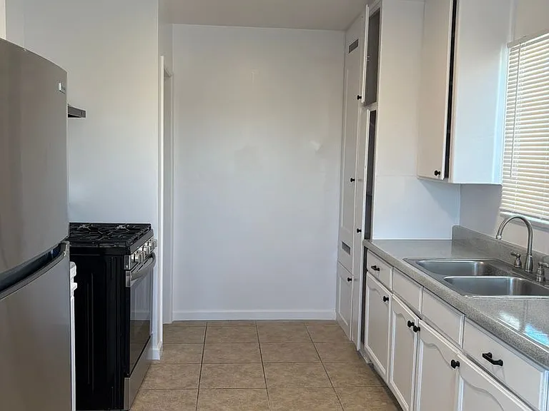 7411 S Hoover St — Photo 5