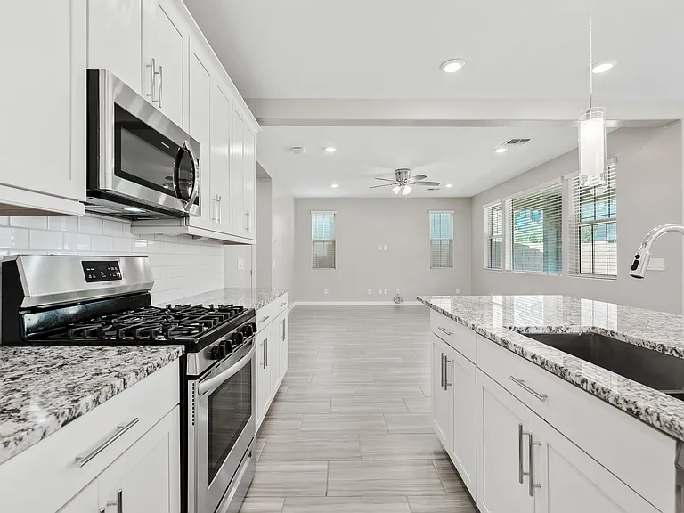 1154 E Thompson Way — Photo 4