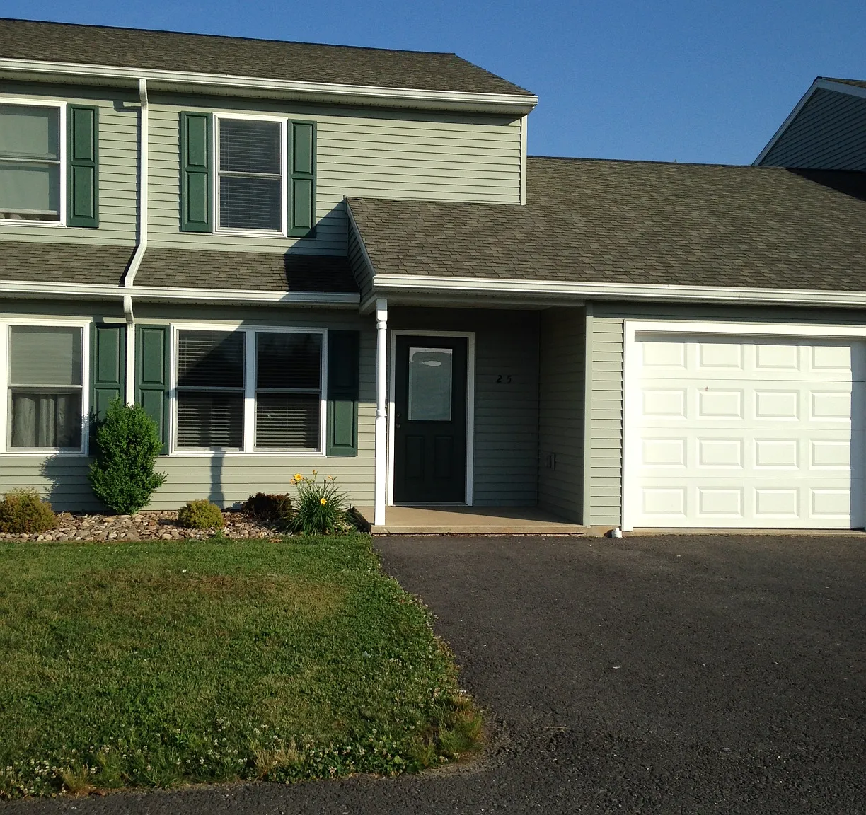 3 bed, 1500 sqft, $1,325 — Photo 1