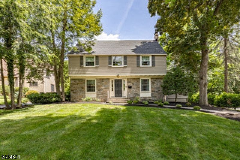 1st image of 200 Wychwood Rd