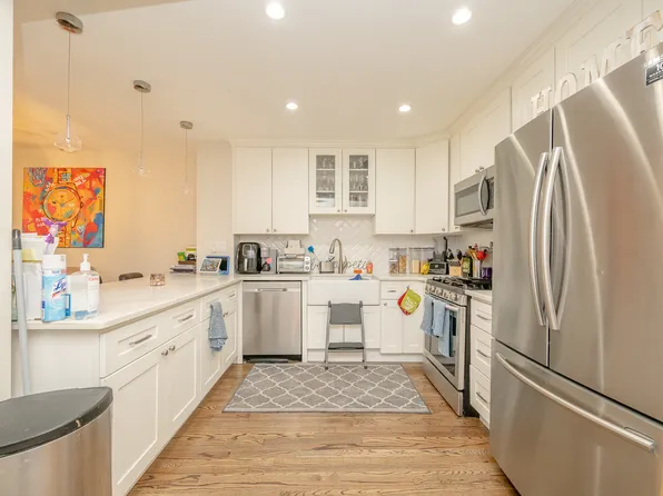 25-02 Crescent Street image 3 of 12