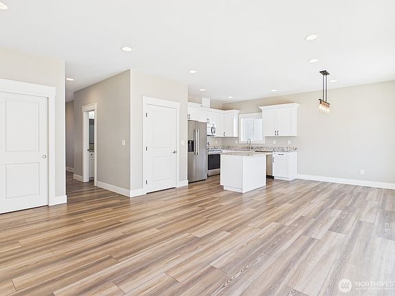 4th image of 925 N Macaw Avenue
