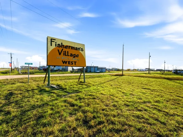 53 Kingfish Ln, Palacios, TX 77465