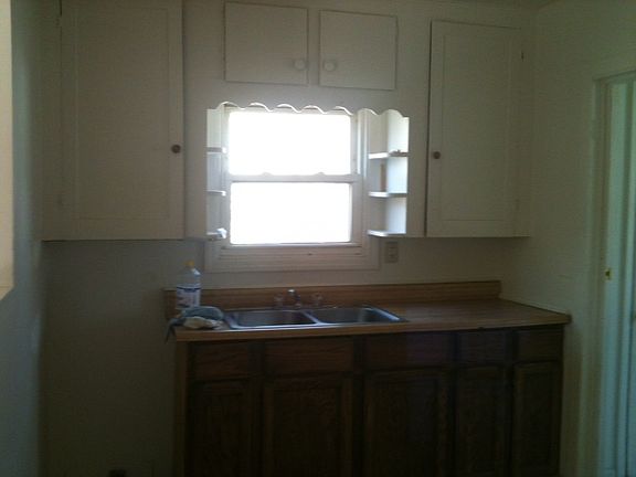4th image of 1609 Round Lake Dr