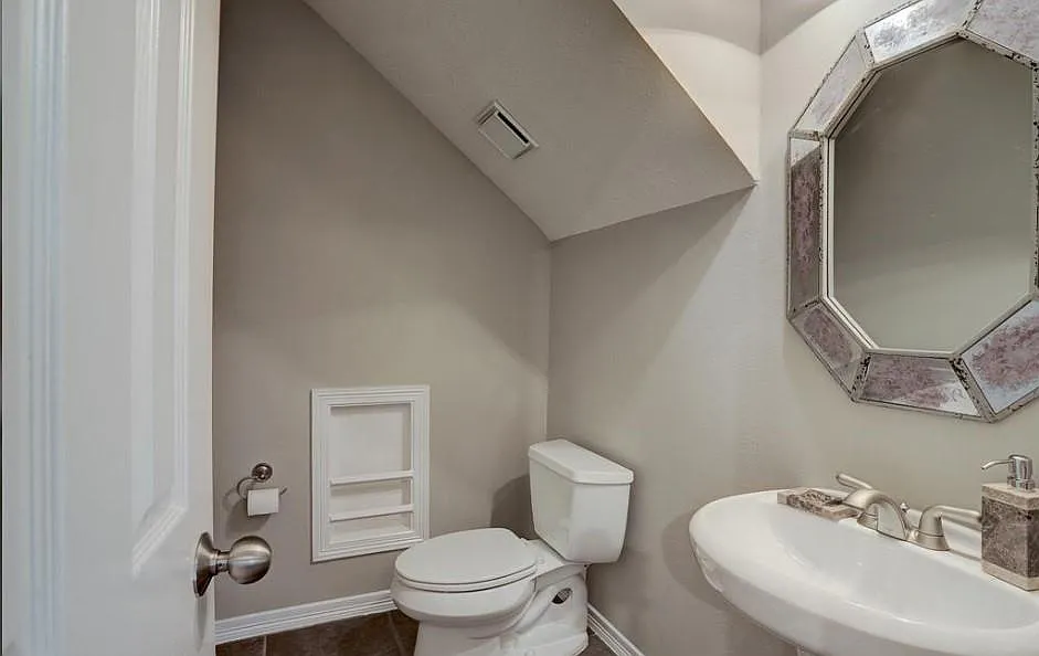 3 bed, 2.5 bath, 2263 sqft, $3,200 — Photo 4