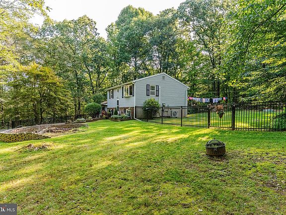 5th image of 40 Quaker Hill Rd
