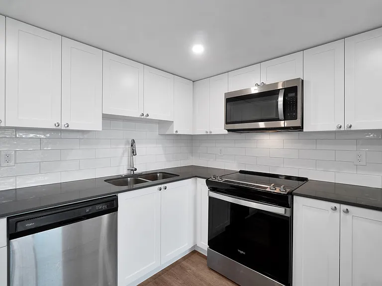 130 Keith Rd W — Photo 1