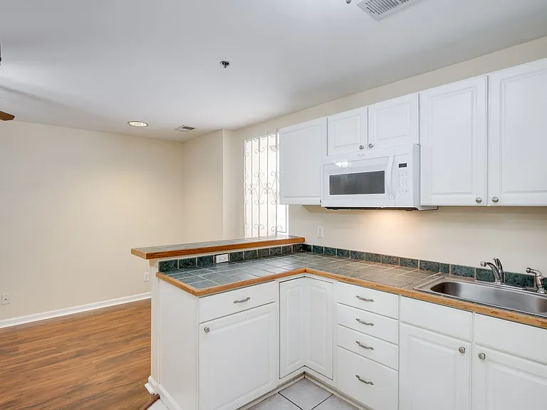 714 Broad St #B — Photo 11