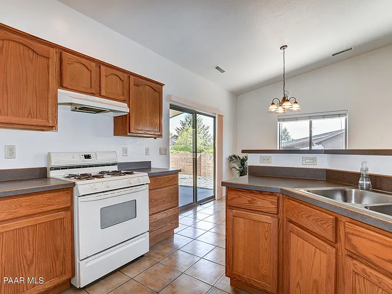 5520 N Bronco Ln — Photo 5