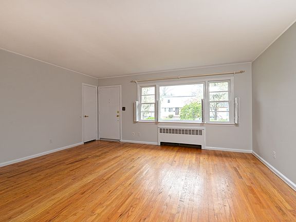 5th image of 139 Nassau Dr