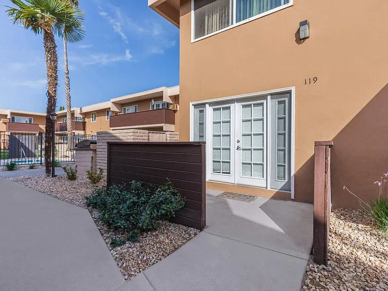 Dorado Plaza Apartments — Photo 17