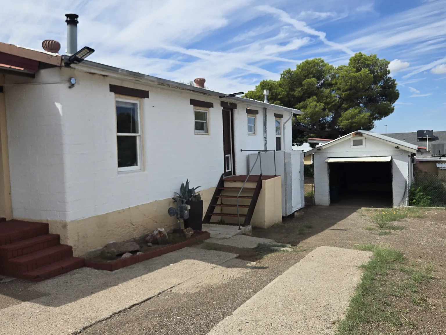 828 S Stone Ave — Photo 1