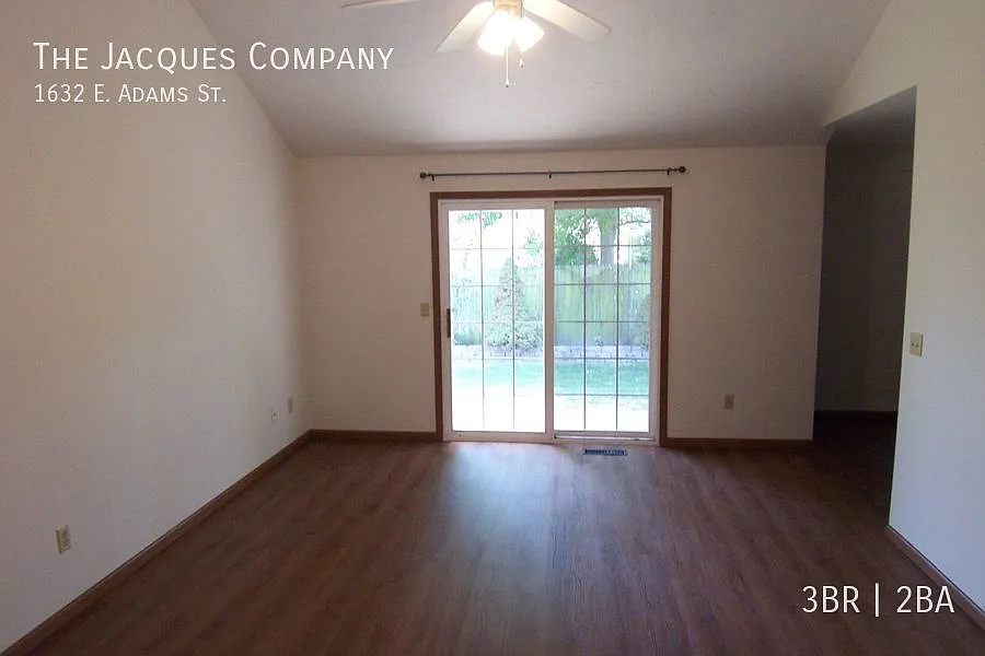 Quiet Northside Neighborhood 3 Bedroom 2 Bath 2 Car Garage Excellent Condition — Photo 2