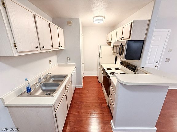 3rd image of 5211 Lindell Rd Unit 105
