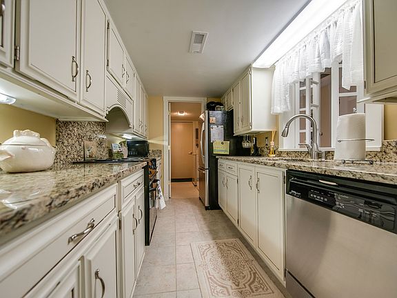 4th image of 63 Plantation Dr #703