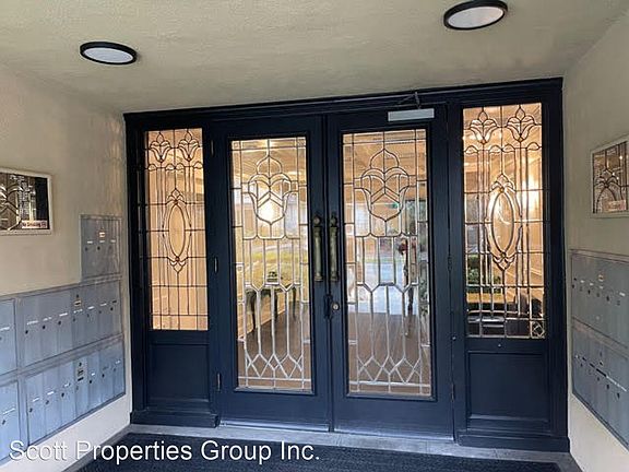 3rd image of 115 N Doheny Dr #109
