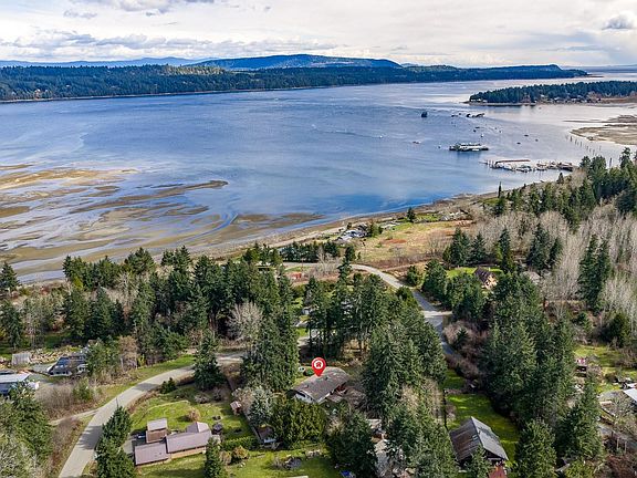 3rd image of 415 Holiday Rd