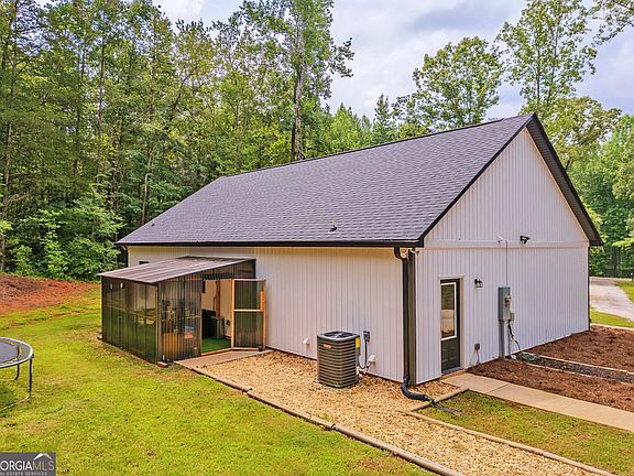 3rd image of 521 Borders Rd