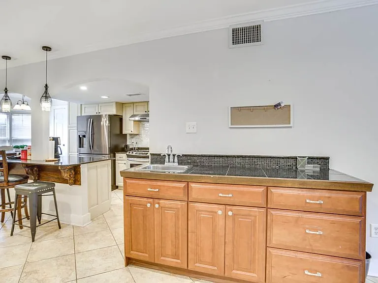 2307 S Carrollton Ave — Photo 8
