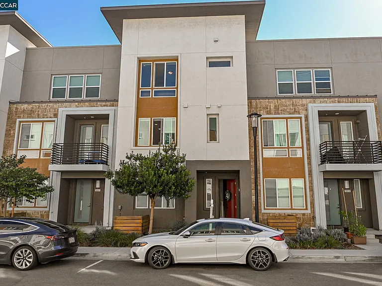3923 Meridian St — Photo 2