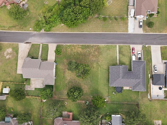 2nd image of 318 Tee Ln