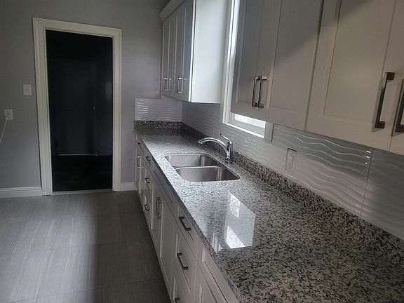5th image of 322 Capitol St