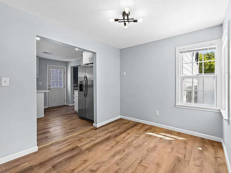 938 Locust Ave — Photo 8