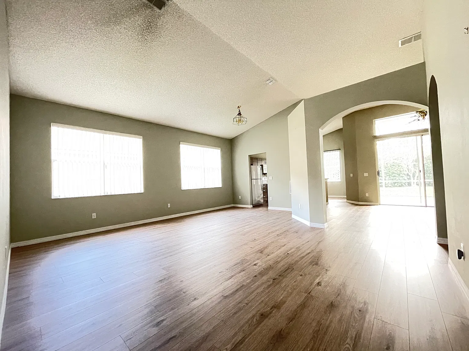 4 bed, 1966 sqft, $2,850 — Photo 3