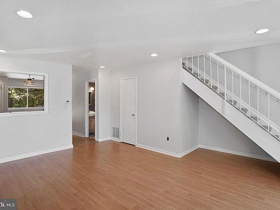 5th image of 301 Barton Run Blvd