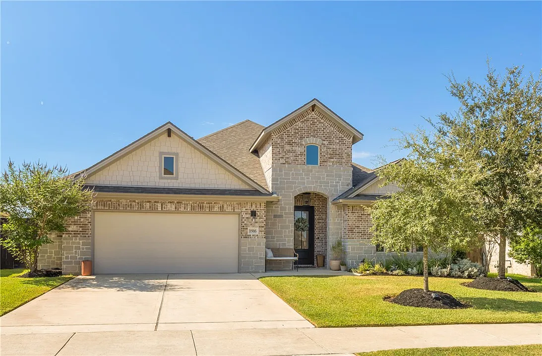 4 bed, 2.5 bath, 2298 sqft, $3,300 — Photo 1