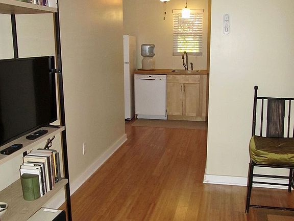 5th image of 47 Merchant St