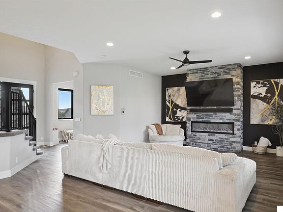 5th image of 10109 S 106th St