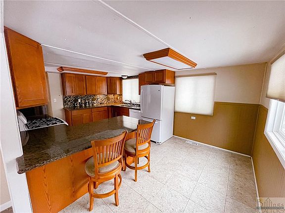 4th image of 216 Robert St
