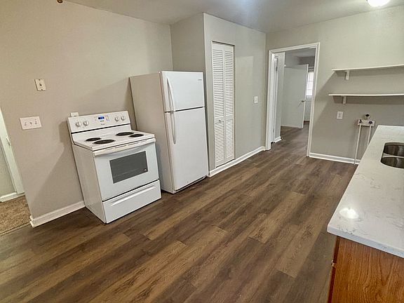 5th image of 910 W Whitney Ave