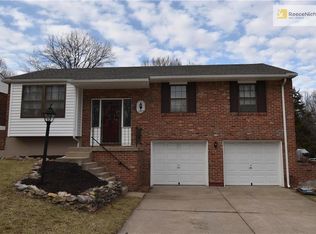 2905 NW Castle Dr, Blue Springs, MO 64015