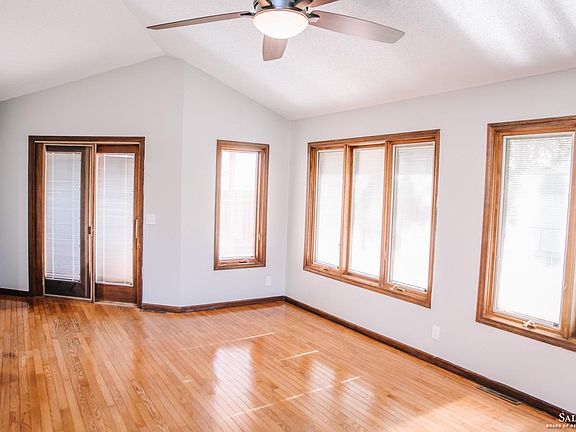 4th image of 2655 Daley St