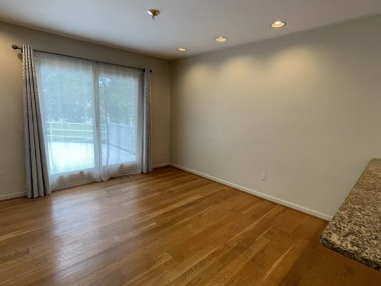 517 Essex Dr — Photo 17