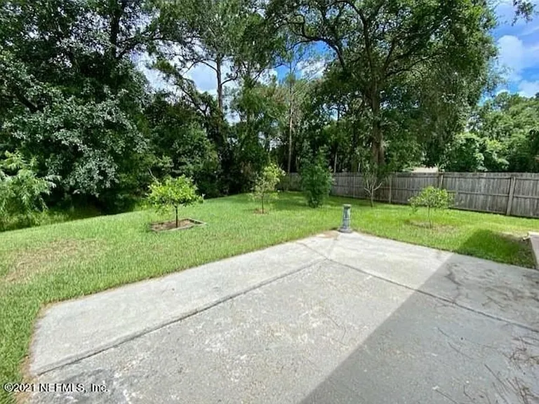 11046 Barbizon Cir W — Photo 15