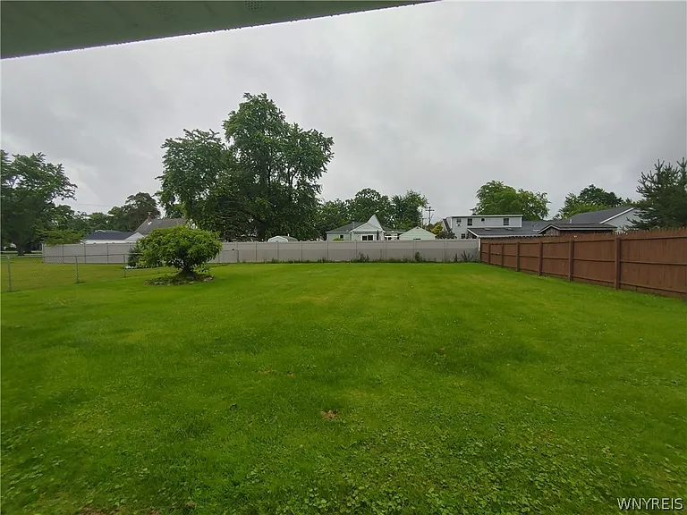 250 N 6th St — Photo 3
