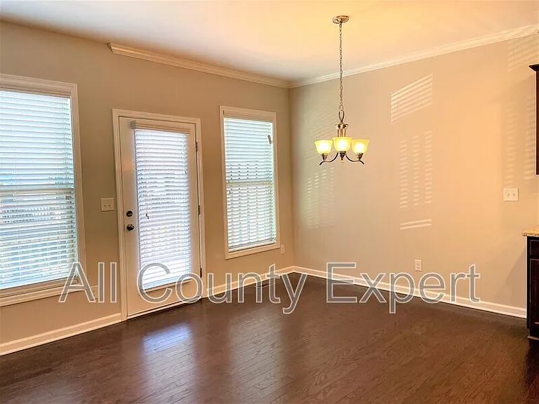 912 Rose Way — Photo 11