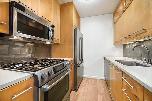 Sold by LEE & ASSOCIATES NYC RESIDENTIAL LLC | media 15