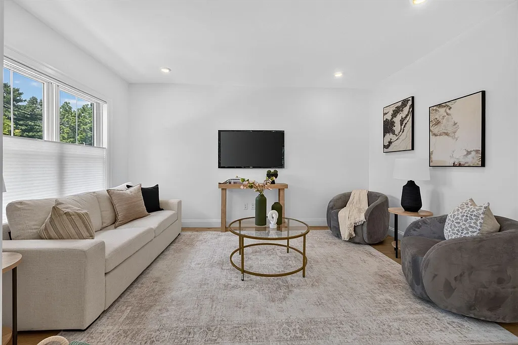2 bed, 2.0 bath, 1056 sqft, $3,600 — Photo 4