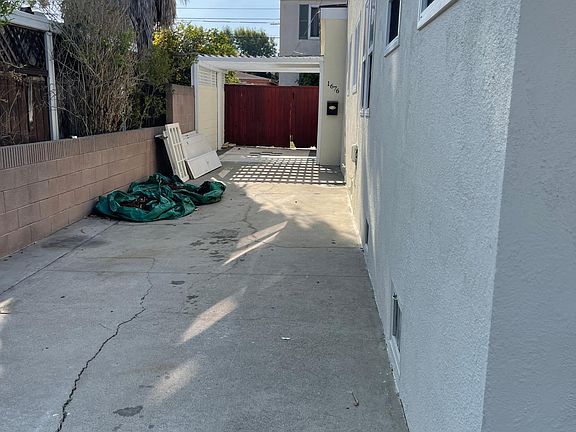 Long driveway for multiple cars, RV, or boat storage.