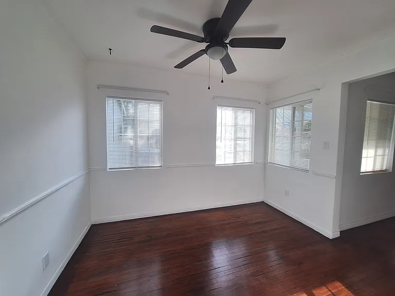 11256 Victory Blvd — Photo 6
