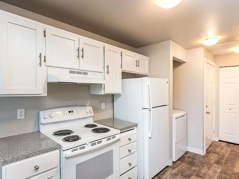 Cross Creek Apartments — Photo 9
