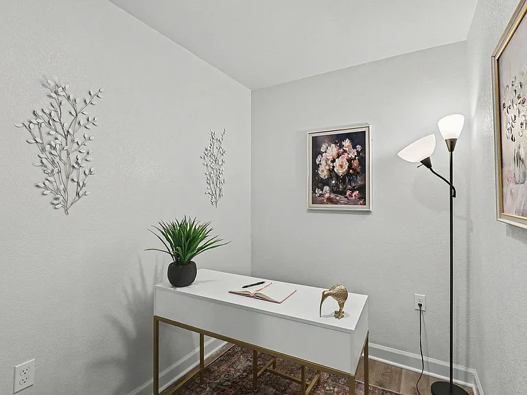 Mayfair Apartments — Photo 12