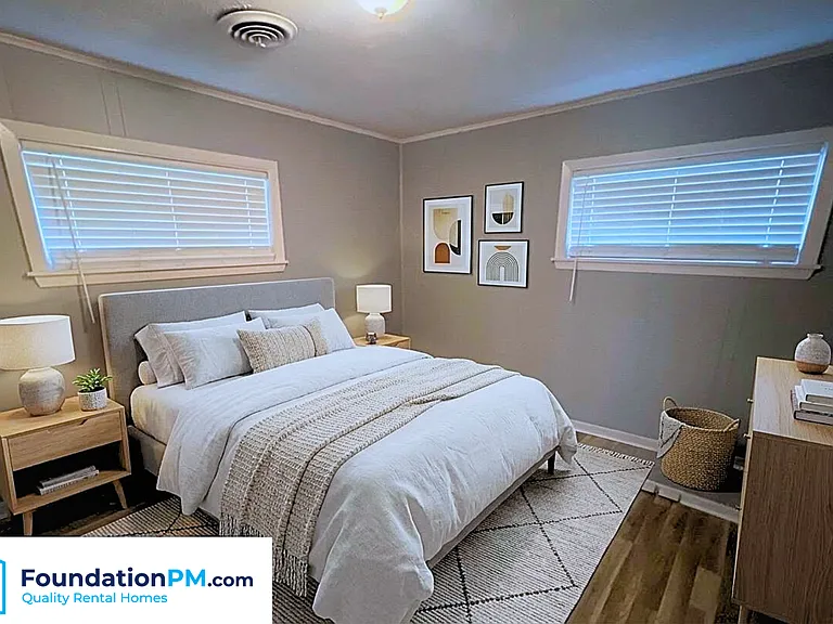 2412 Gentry Ave — Photo 9