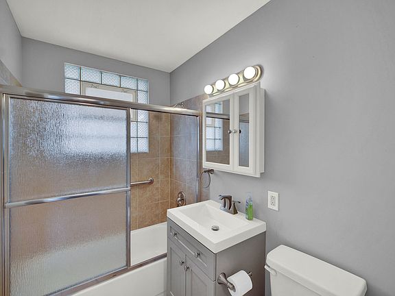 4th image of 2904 Everett St